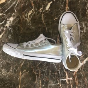 Airwalk Metallic silver tennis shoes